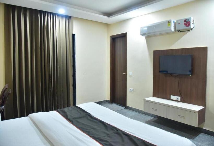 Hotel Wedlock Subhash Chowk Gurgaon