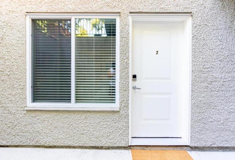 پانسیون Merv S Lodge