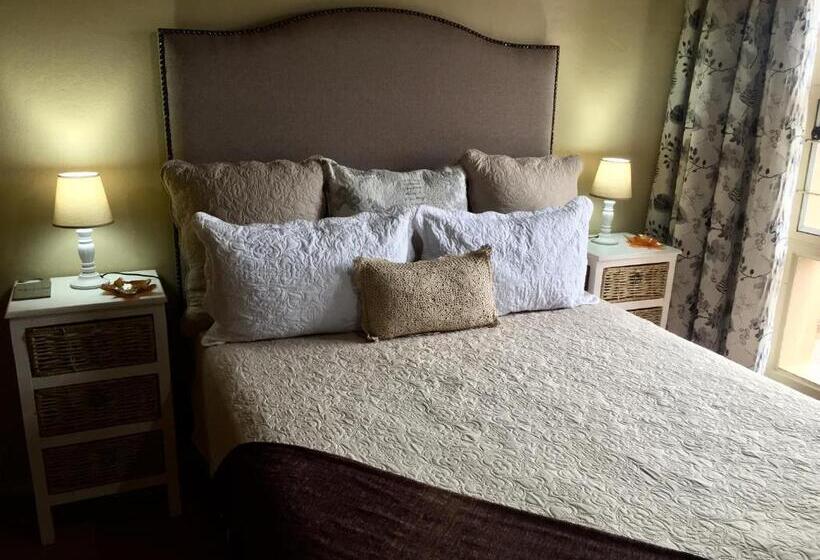 Pension Summer Vintage Home In Gonubie Just A Walk To The Beach!