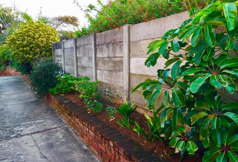 Pension Summer Vintage Home In Gonubie Just A Walk To The Beach!