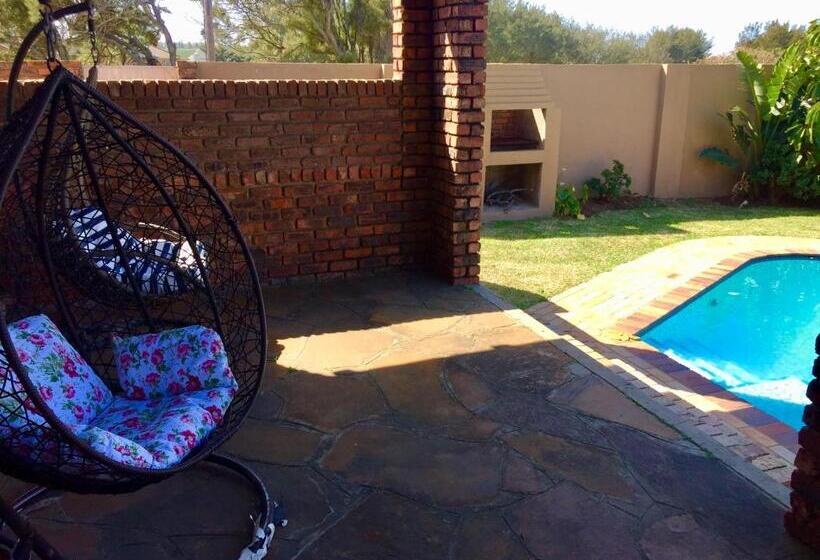 Pension Summer Vintage Home In Gonubie Just A Walk To The Beach!