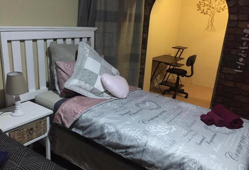 Pension Summer Vintage Home In Gonubie Just A Walk To The Beach!