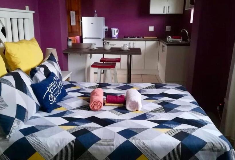 Pension Summer Vintage Home In Gonubie Just A Walk To The Beach!