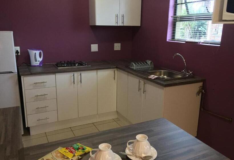 Pension Summer Vintage Home In Gonubie Just A Walk To The Beach!