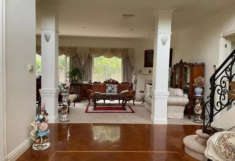 ユースホステル 6 Bdrs Villa With Pool & Tennis Court