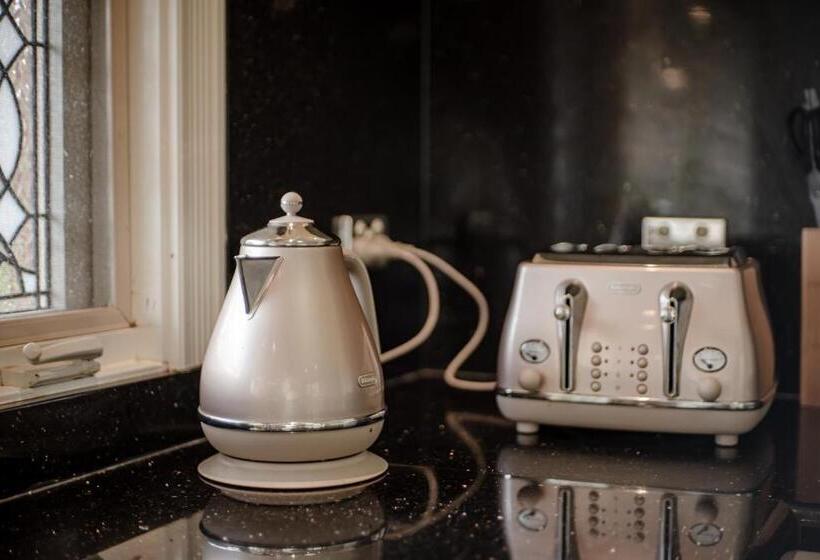 הוסטל 6 Bdrs Villa With Pool & Tennis Court