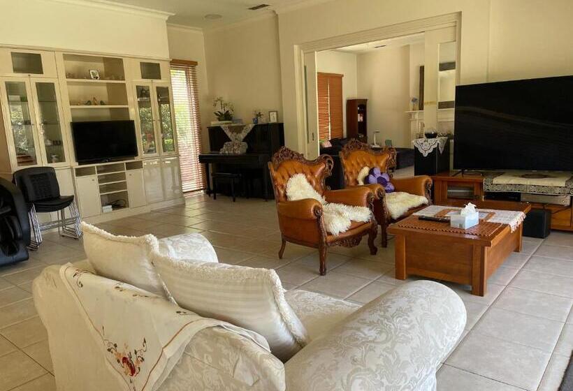 הוסטל 6 Bdrs Villa With Pool & Tennis Court