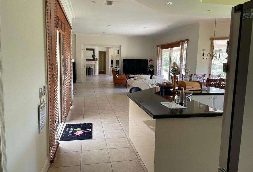 הוסטל 6 Bdrs Villa With Pool & Tennis Court