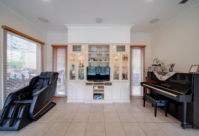 הוסטל 6 Bdrs Villa With Pool & Tennis Court