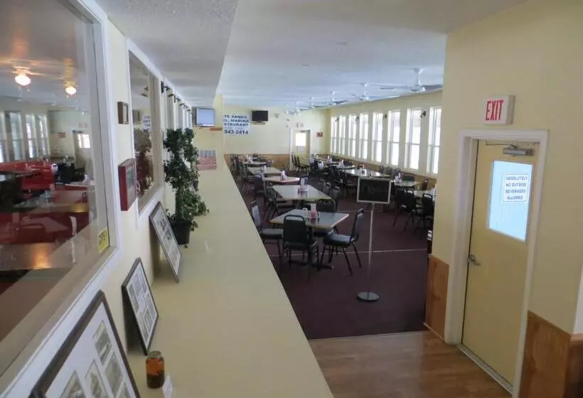 Motelli White Sands Inn, Marina, Bar & Grill