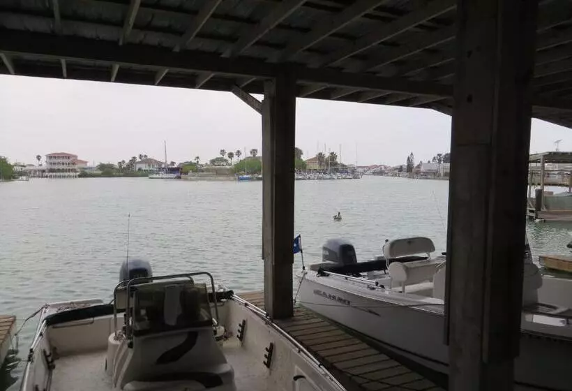 Motelli White Sands Inn, Marina, Bar & Grill