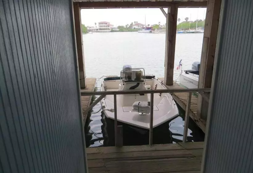 Motelli White Sands Inn, Marina, Bar & Grill