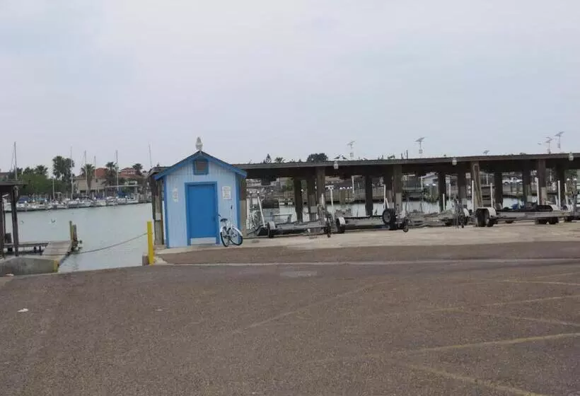 Motelli White Sands Inn, Marina, Bar & Grill