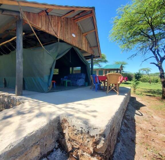 تختخواب و صبحانه Luxurious Haven Maasai Mara Safari Camp In Kenya