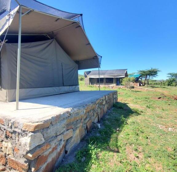 تختخواب و صبحانه Luxurious Haven Maasai Mara Safari Camp In Kenya