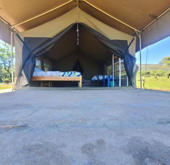 تختخواب و صبحانه Luxurious Haven Maasai Mara Safari Camp In Kenya