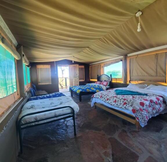 تختخواب و صبحانه Luxurious Haven Maasai Mara Safari Camp In Kenya