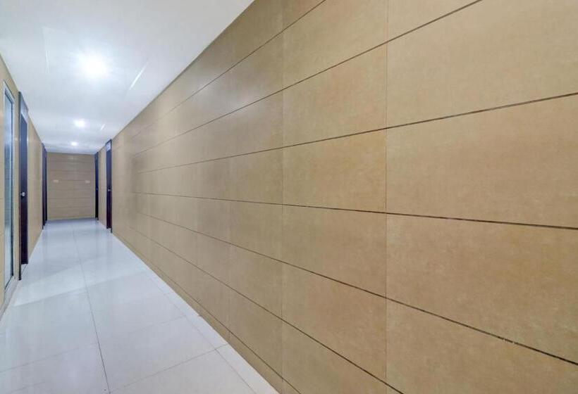 Collection O Hotel Colossal Inn