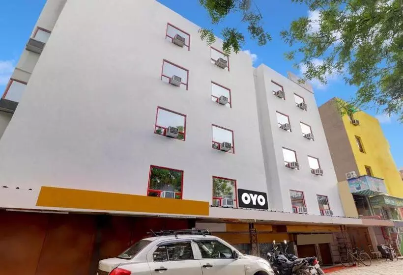 Collection O Hotel Colossal Inn