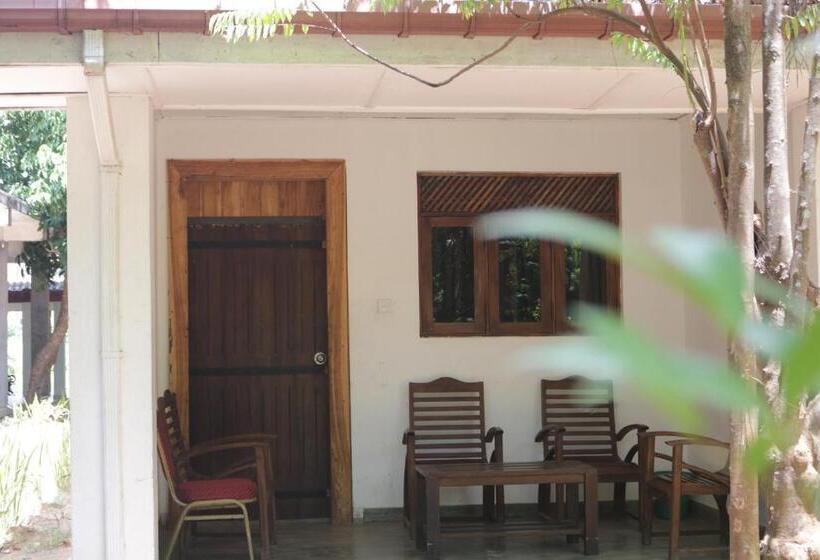 בית מלון כפרי Holiday Inn Polonnaruwa