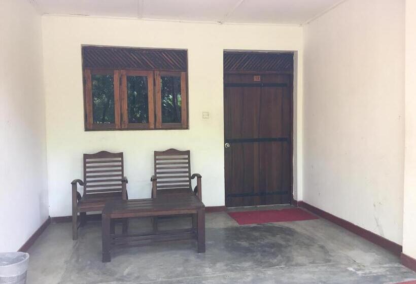 בית מלון כפרי Holiday Inn Polonnaruwa