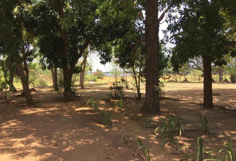 בית מלון כפרי Holiday Inn Polonnaruwa