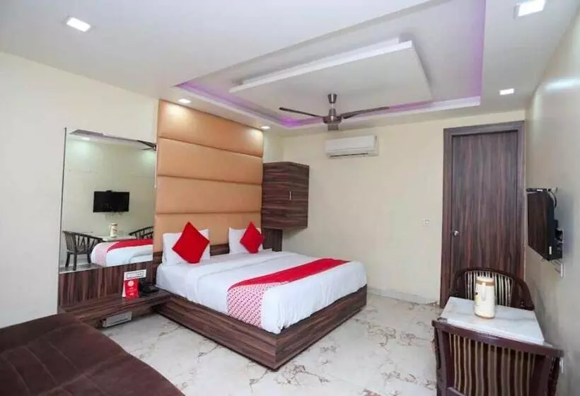 Oyo 81037 Hotel Shree Madhav Regency