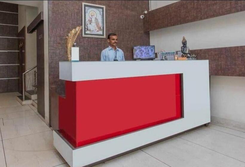 Oyo 81037 Hotel Shree Madhav Regency