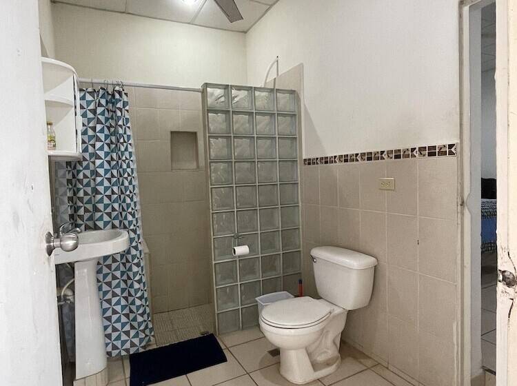 هاستل Sugarloaf Beach House & Surf Lodge