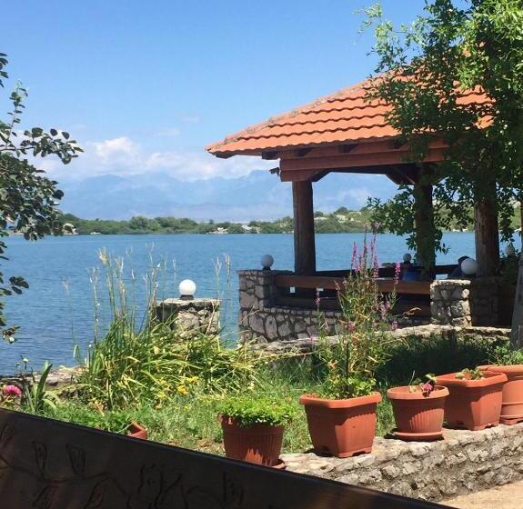 تختخواب و صبحانه Leon & Ema