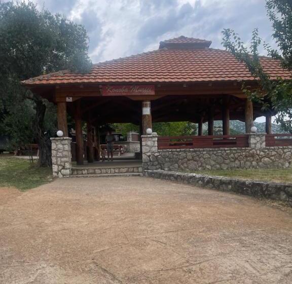 تختخواب و صبحانه Leon & Ema