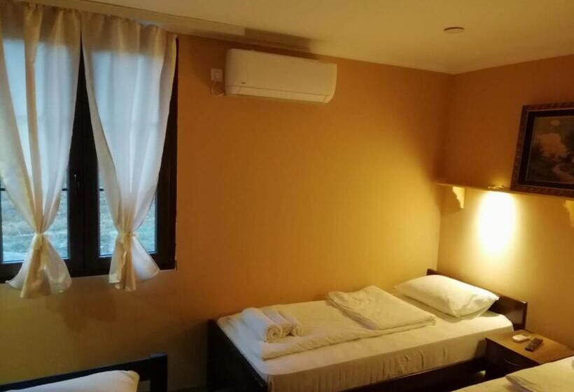 تختخواب و صبحانه Lovački Dom