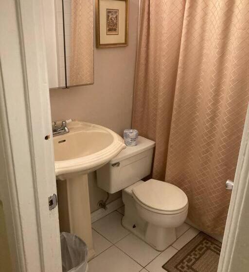 مبيت وإفطار Queen Bed With Shared Bathroom In Lakeview 2b