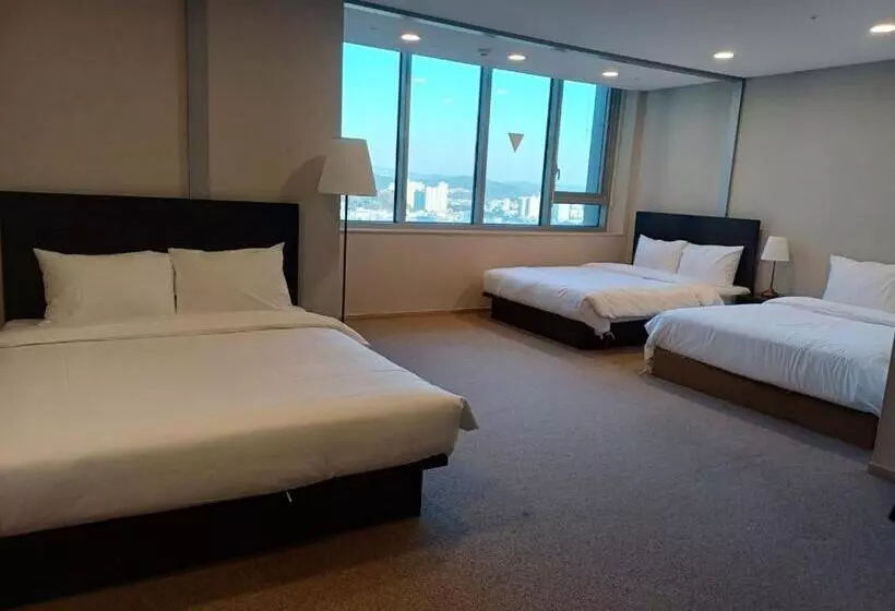 Hotelli The Triny Urban Suites