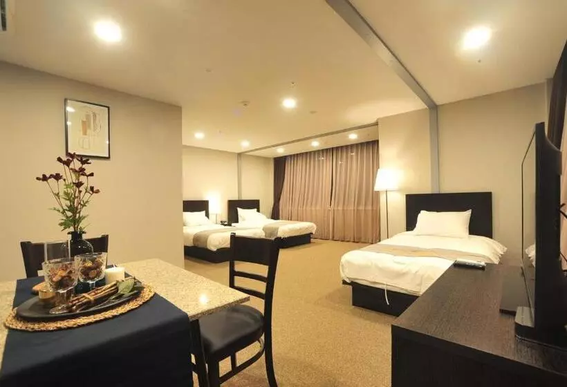 Hotelli The Triny Urban Suites