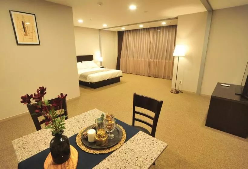 Hotelli The Triny Urban Suites