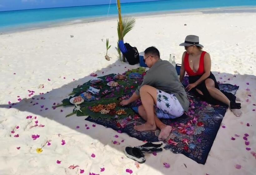 هتل Whaleshark Inn By Bedsnet