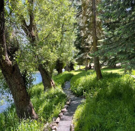 ペンション Quiet Waterfront Cottage On The Little Spokane River