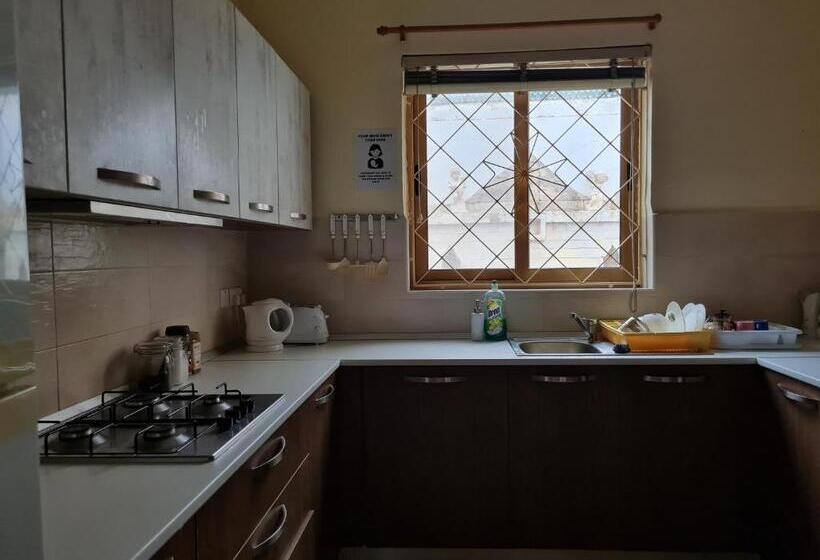 هاستل Eem Student Guest House