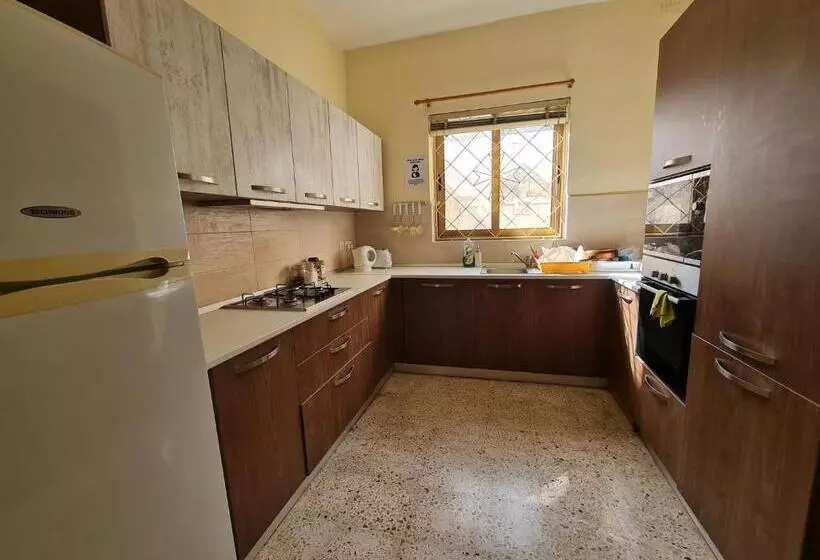 هاستل Eem Student Guest House