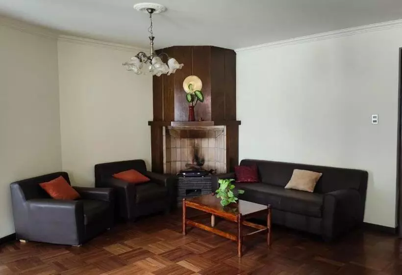 تختخواب و صبحانه Golden House Guesthouse