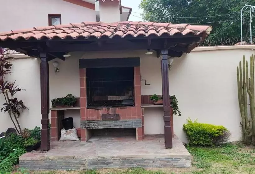 تختخواب و صبحانه Golden House Guesthouse