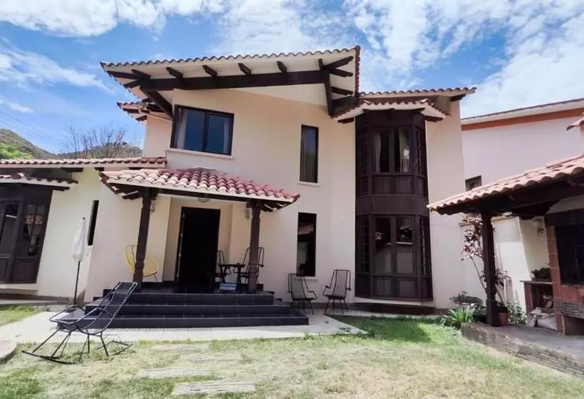 تختخواب و صبحانه Golden House Guesthouse