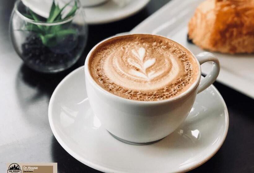 Dr House Ella   Hostel & Cafe