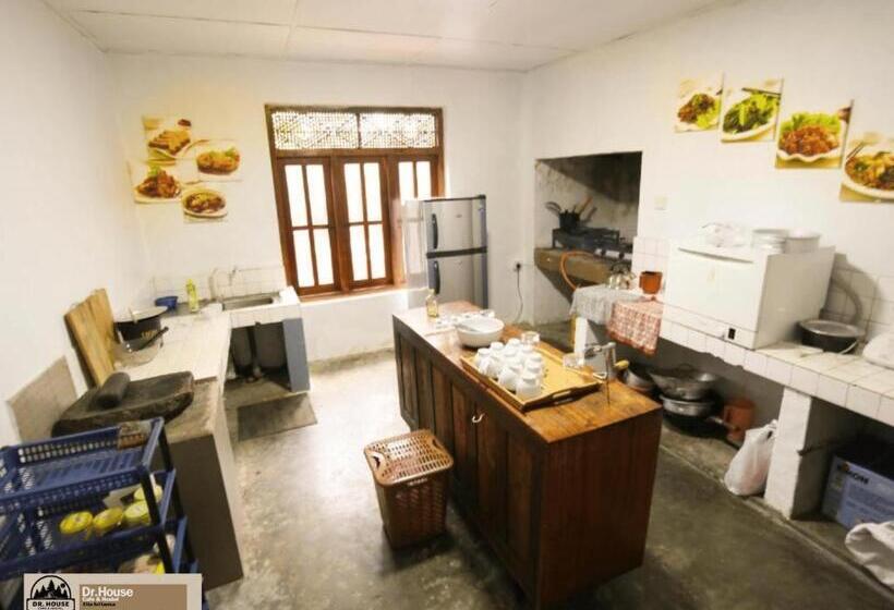 Dr House Ella Hostel & Cafe