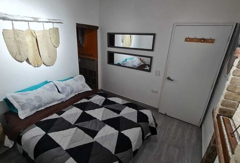 בית מלון כפרי Athaka'i