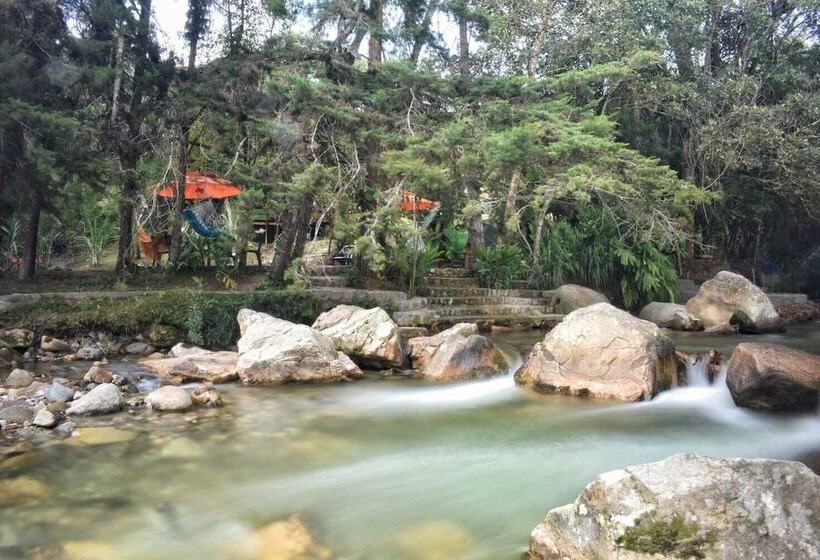 בית מלון כפרי Athaka'i