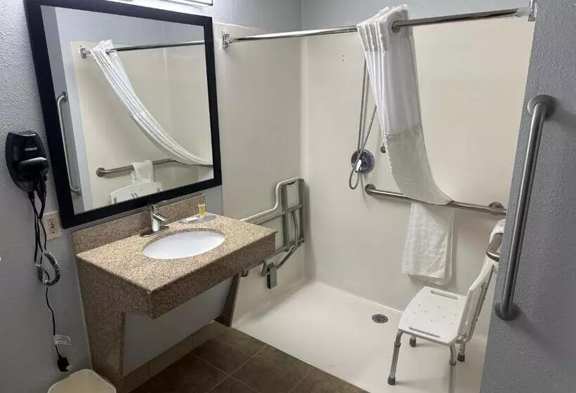 Hotelli Super 8 By Wyndham Alexandria La