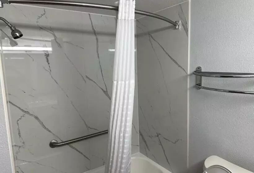 Hotelli Super 8 By Wyndham Alexandria La