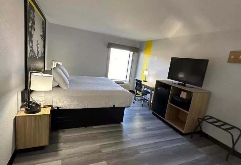 Hotelli Super 8 By Wyndham Alexandria La